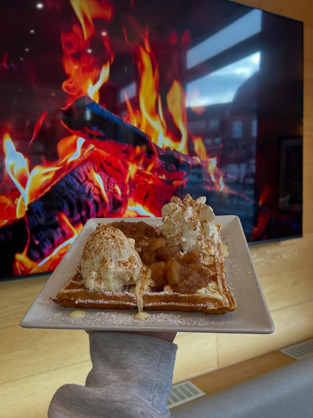 Waffel mit Eis und Sahne